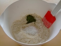 ボウルに強力粉、イースト、砂糖、塩、抹茶を入れざっくりと混ぜます。この時、塩とイーストは隣接しないように気をつけましょう。<br />