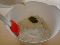 仕込み水（＝卵、生クリーム、牛乳）を加え、更に混ぜていきます。<br />
