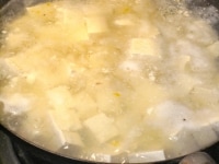 豆腐を1cｍ角に切り、別鍋に沸かしたお湯でゆがく。