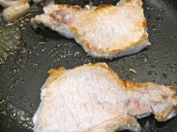 豚肉に、残りの塩小さじ1/4程度をまぶす。1の脂身の残り半量を、弱めの中火にかけたフライパンに入れる。脂が溶け、しゅーっという音がしてきたら、まんべんなく脂をのばし、肉を入れる。<br />
<br />
肉の2/3程度に火が通って白くなったら裏返し、全体に火が通るまで焼く。肉を皿に載せ、りんごのソースを添え、ブラックペッパーをたっぷりとふる。<br />