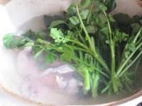 土鍋の水が沸騰したら、ラム肉とクレソンを食べる分だけ入れる。肉の色が変わり、クレソンがしんなりとしたら取り出す。