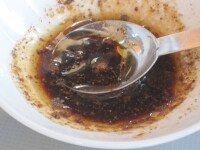 「<a href="http://allabout.co.jp/gm/gc/324034/">花椒とクミンの醤油だれ</a>」をかける。あるいは、クミン（粉末）、花椒（粉末）、醤油、ごま油をまぜたものをかけて食べる。