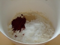 ボウルに強力粉、イースト、砂糖、塩、ココアを入れざっくりと混ぜます。この時、塩とイーストは隣接しないように気をつけましょう。<br />