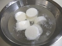 長芋は3cmの輪切りにし皮を厚くむきます。水と酢少々（分量外）を入れたボウルに浸け、ぬめりを取ります。<br />