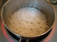 <a href="http://allabout.co.jp/gm/gc/184013/">『ご飯から作る離乳食のおかゆ』</a>の記事を参考に、ごはんに適量水を加え、鍋で15分程度煮ます<br />