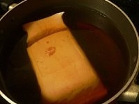 豚バラ肉はかたまりのまま鍋に入れ、ウーロン茶を注ぎ入れ、すっぽりかぶるくらいの水を足し、ネギと叩きつぶした生姜を入れて強火にかける<br />