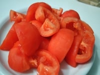 トマトは皮を湯むきして、種を取り除き、1/4の大きさにカットする。