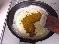 サラダ油とバターで薄力粉をよく炒め、カレー粉を加える