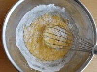 ふるっておいた米粉を加え、泡立て器で全体に粉っぽさがなくなるまで混ぜます。<br />