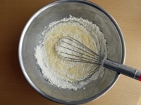 溶きほぐした全卵とグラニュー糖をボウルに入れ、泡立て器で白っぽく全体がもったりとするまでよく混ぜます。<br />
<br />
バニラエッセンスを加えて、混ぜます。<br />
<br />
ふるっておいた薄力粉を加え、粉っぽさが無くなるまで全体を混ぜます。<br />