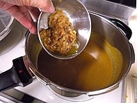 圧力鍋にのばしたカレールと、5の炒めたたまねぎを加え混ぜ合わせます。次にマンゴーチャツネ、りんごジュース、トマトケチャップ、塩を加え混ぜ合わせながら、蓋をしないで5分ほど煮、味を確かめます。