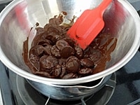 チョコレートを刻み、湯煎で溶かす