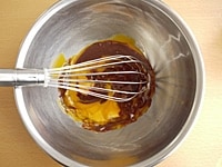 卵黄と溶かしたチョコレートを混ぜる