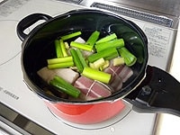 鍋に豚肉と、5cm長さのねぎの青い部分、うす切り生姜を入れ、材料がかぶるくらいの水500mlを加えます。