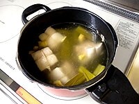 蓋をあけ豚肉を取り出し、アクや余分な脂を水で洗います。茹で汁はスープストックとして使えますので、捨てないで活用してください。