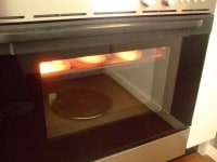 170度～190度に予熱をしたオーブンに生地を入れて焼成します。ガスオーブンの場合、170度で焼成時間は13分～15分が目安です。<br />