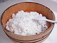 お米は洗って水気を切り、米と同量の水とだし昆布（5cm）を加えておきます。30分以上おいてだし昆布を取り出し、普通のご飯のように炊き上げます。<br />
<br />
炊きあがったご飯は少し蒸らしてから飯台（すしおけ）にあけ合わせ酢をふりかけ、うちわであおぎながらしゃもじを使ってご飯を切るように混ぜ合わせます。