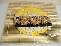 納豆に練り梅と刻みねぎを混ぜ合わせます。ツナサラダ巻きと同じ要領ですし飯を薄くのせます。たて半分に切った海苔を敷き梅納豆をのせます。<br />
<br />
手前からくるりと巻きしばらくおき形を整えます。