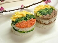 右はカツオそぼろを重ねた三色寿司です。いろいろな材料を使って旬の押し寿司をお楽しみください。