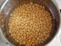 吸水すると、丸かった乾燥大豆が、ふっくらとしわのないピーナッツ状になっています。<br />