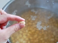 大豆と水はそのままにし、圧力鍋にふたをして強火にかけて沸騰させます。圧がかかったら弱火にして7分加熱し、火を止めます。<br />
<br />
圧力が自然に下がったら蓋を開けます。豆を指ではさむと、つぶれるくらい柔らかくなっていればよいでしょう。<br />