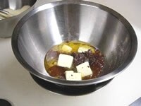 チョコレートとバターは細かくしてボウルに入れます。一回り小さいボウルに湯（60度くらい）を入れ、その上にボウルをのせて溶かします。<br />
