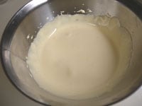 別のボウルに卵黄を入れます。グラニュー糖を2～3回に分けて加え、もったりと白っぽくクリーミーに泡立てます。（お湯で絞った布巾の上にボウル置いて混ぜ合わせると、グラニュー糖が溶けてよく混ざります）<br />