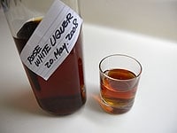 今回は手作りの「<a href="http://allabout.co.jp/gm/gc/185763/">バラのリキュール</a>」を使います。もちろん、「ブランディー」「ラム酒」「ウイスキー」「<a href="http://allabout.co.jp/gm/gc/185973/">梅酒</a>」など使うのもおすすめです。<br />