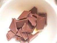チョコレートを小さく割って、バターと一緒に耐熱容器に入れる。<br />
