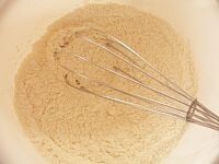 ボウルに小麦粉とベーキングパウダーを入れ、泡だて器でグルグル混ぜる。次に砂糖と塩を加えて同様に混ぜる。<br />