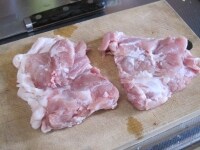 鶏もも肉を半分に切り、塩小さじ1/4をまんべんなくふる。にんじんとたまねぎは一口大に切る。<br />