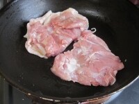 フライパンにサラダ油をひき、肉を皮目から入れて中火にかける。ジューッという音が聞こえてきたら、弱火にし、5分ほど焼いて皮目にうっすらと焼き色がついたら裏返し、さらに3分ほど焼く。