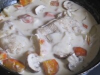 沸騰したら弱火にし、鶏肉と半分に切ったマッシュルームを加え、10分ほど煮込む。にんじんが柔らかくなったら生クリームを加え、5分ほど煮る。味見をして、足りなければ塩を足す。好みでこしょうをふって完成。