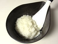 麺棒などで、米をつぶし、餅と一体化させるようにつく