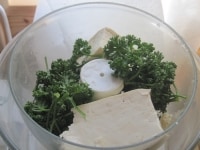 豆腐を十分に水切りし、パセリの葉（茎は取り除く）、塩小さじ1/2 とともにフードプロセッサーにかける。途中、大さじ2のオリーブオイルを少しずつ加えながら混ぜてゆく。