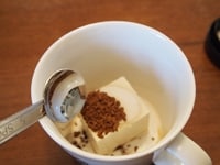 豆腐は軽く水を切っておく。豆腐に、インスタントコーヒーと砂糖を加える。