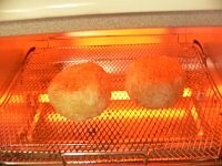 オーブントースター（またはグリルか、焼き網）で、表面をパリッと焼く。<br />