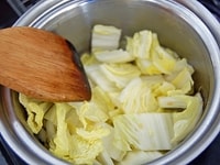 小鍋にごま油としょうがを入れたら弱火にかけ、生姜の香りが漂ってきたら中火にし、白菜を加えてざっと炒める。<br />