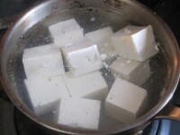 豆腐は適当に切ってから熱湯で湯がき、ざるに上げて水気を切る。これを1の長芋に加え、フードプロセッサーにかけるか、すりつぶす。