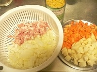 野菜は5～7mm角に、ベーコンは細切りにする。缶詰コーンは汁を切る。<br />