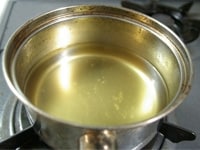 鍋に水と固形スープの素を入れて、温めておきます。<br />
