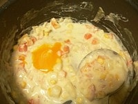 残ったベーコンチャウダーに卵黄1/2個加えて混ぜる。<br />