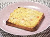 食パンにバターをぬり、ベーコンチャウダーとチーズをかけてオーブントースターで焼く。<br />