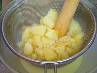 煮上がったスープは、ミキサーにかけるか、ザルとすりこ木を使ってピュレ状にします。よく煮込んであるのでミキサーを使わなくてもザルで簡単にピュレにすることができるはずです。 <br />