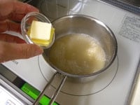 煮詰めてソースが半分になったら弱火にします。バターを加え、かき混ぜて溶かします。塩こしょうで味を調えます。<br />