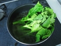 鍋に水700mlと塩小さじ1を入れ、沸騰させます。そこに菜の花を根元の方から入れ、2分程茹でます。<br />