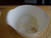 ボウルに強力粉、米粉、イースト、砂糖、塩、スキムミルクを入れざっくりと混ぜます。この時、塩とイーストは隣接しないように気をつけましょう。<br />