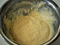 ボウルに、卵黄、グラニュー糖（大さじ1杯）を入れ、よく混ぜ、牛乳を入れ混ぜる。ふるった薄力粉、重曹、塩を入れ、ざっくりと混ぜ合わせる。<br />
