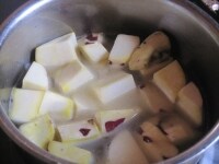 さつまいもは適当な大きさに切ってサラダ油をひいた鍋に入れ、中火で軽く炒める。鍋に水を入れてふたをし、10分程蒸し煮にする。