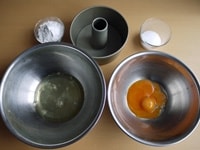 卵は黄身と白身に分けておきます（白身は冷たい状態の方がメレンゲの泡立てがうまくいくので、冷蔵庫から出して冷たい状態のままで卵は使います）。<br />
<br />
オーブンを170℃に予熱します。シフォンケーキの型にはなにも塗らず、そのままで使用します。<br />